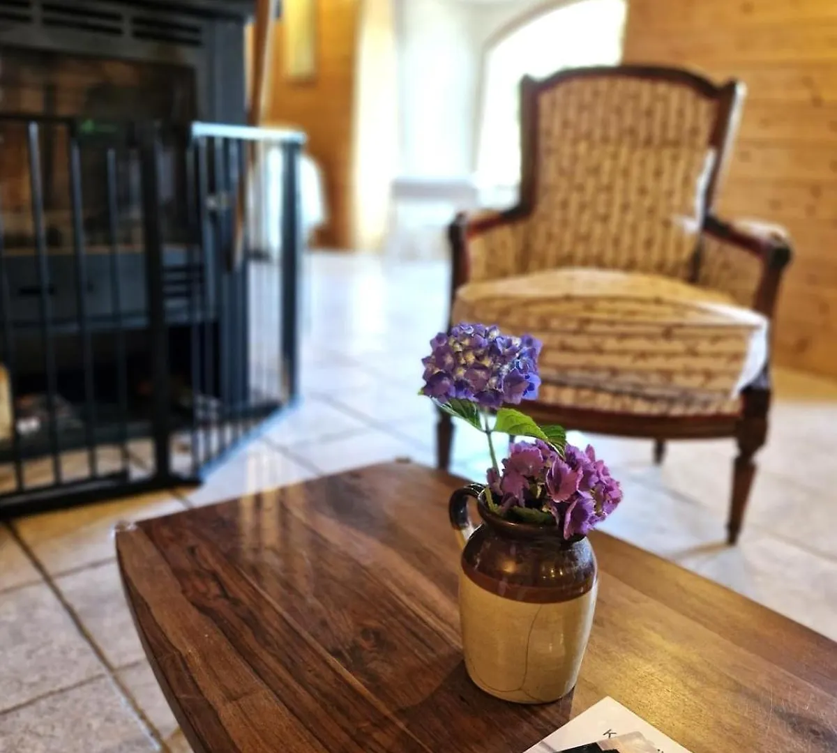 La Comboursiere Maison Familiale En Pierre Thelis-la-Combe Holiday home